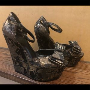 Bakers gold & black embroidered platform heels🖤